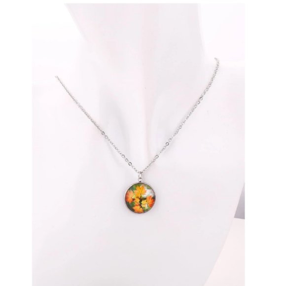 Women's Maple Leaf Pattern Round Pendant Necklace - Picture 2 of 4